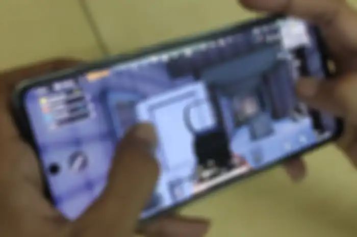 Ilustrasi bermain game mobile