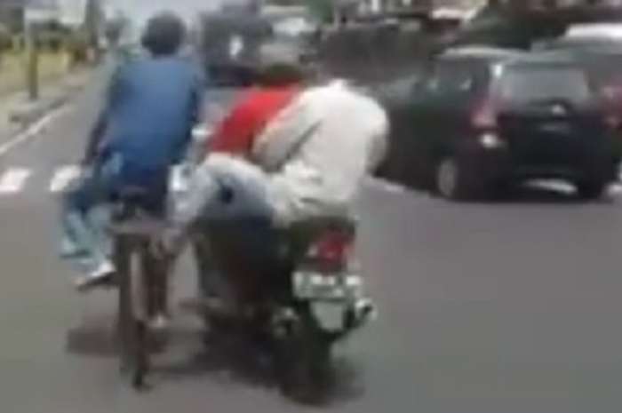 Pengendara Motor Mabuk Menendang Pesepeda