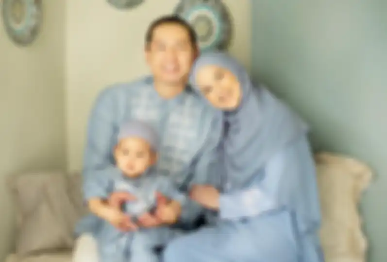 Roger Danuarta, Cut Meyriska, dan baby Shaquille dalam busana muslim