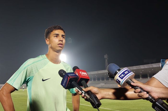 Pemain timnas U-17 Brasil Vitor Reis saat memberikan keterangan kepada awak media di Stadion Madya, Senayan, Jakarta, Jumat (10/11/2023).