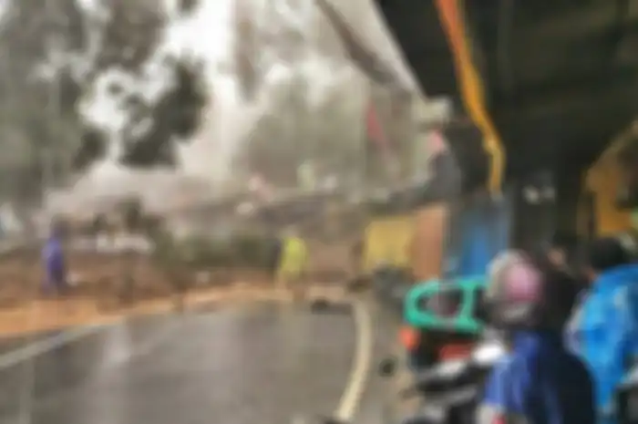 Longsor di jalur Puncak Bogor di tiga titik mesjid Atta'awun, Riung Gunung dan Green Ville.