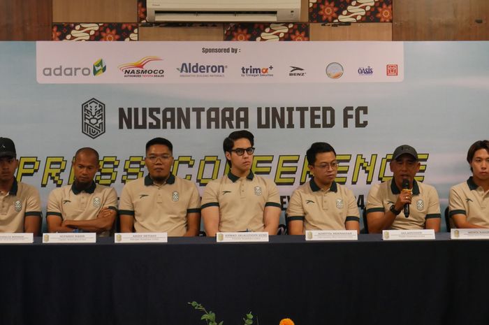 El Rumi (tengah), hadir dalam peluncuran tim Nusantara United FC jelang bergulirnya kompetisi Liga 2 2024-2025.