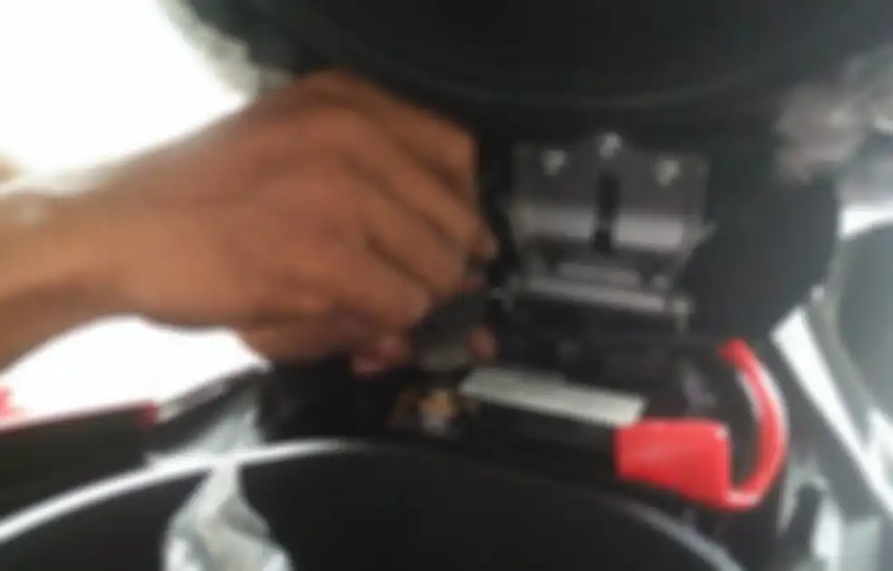 Ilustrasi melepas aki motor.