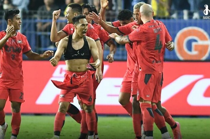 Bek timnas Indonesia, Pratama Arhan  (kiri).
