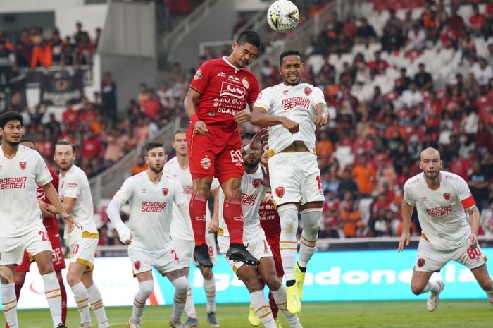 Duel udara antara striker Persija, Bambang Pamungkas dan bek PSM Makassar, Hasim Kipuw pada lanjutan Liga 1 2019 di SUGBK, Senayan, Jakarta Pusat, 28 Agustus 2019.