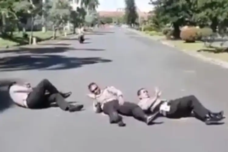 Kelar Hidup Loe Kalo Ketemu Polisi Tidur Kaya Gini,  Simak Videonya Bray..
