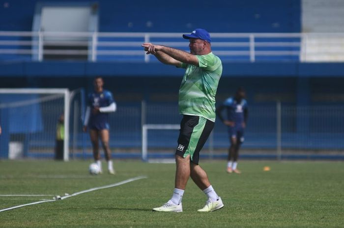 Bojan Hodak saat memimpin sesi latihan Persib Bandung.