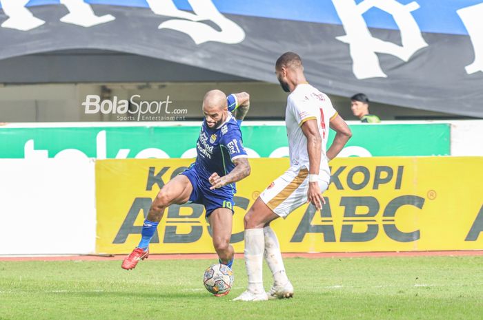 Penyerang asing Persib Bandung, David Da Silva (kiri), jadi bintangnya seusai bantu Maung Bandung raih kemenangan 4-1 atas PSS Sleman di laga pekan ke-17 Liga 1 2023/2024.