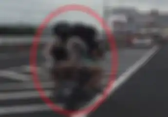 Nekat! Pengendara Matik Bonceng Tiga, Yang Tengah Enggak Pakai Helm Eh Masuk Tol Pula