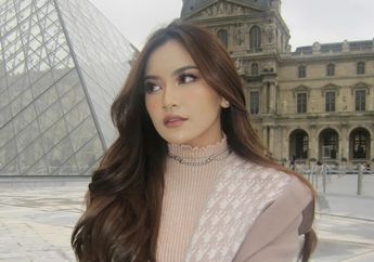 Gaya Branded Mahalini Kenakan Baju Gucci dari Kepala Hingga Kaki Saat di Malaysia!