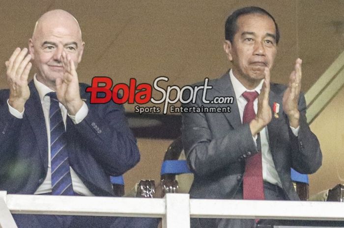 Presiden FIFA, Gianni Infantino (kiri) dan Presiden Republik Indonesia, Joko Widodo (kanan) menonton laga babak penyisihan Grup A Piala Dunia U-17 2023 antara timnas U-17 Indonesia versus timnas U-17 Ekuador di Stadion Gelora Bung Tomo, Surabaya, Jumat (10/11/2023).