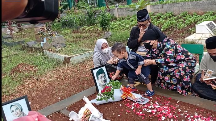 Keluarga Haji Faisal saat ziarah ke makam Vanessa Angel dan Bibi Ardiansyah di Taman Makam Islam Malaka, Ulujami, Jakarta Selatan, Sabtu (26/2/2022).