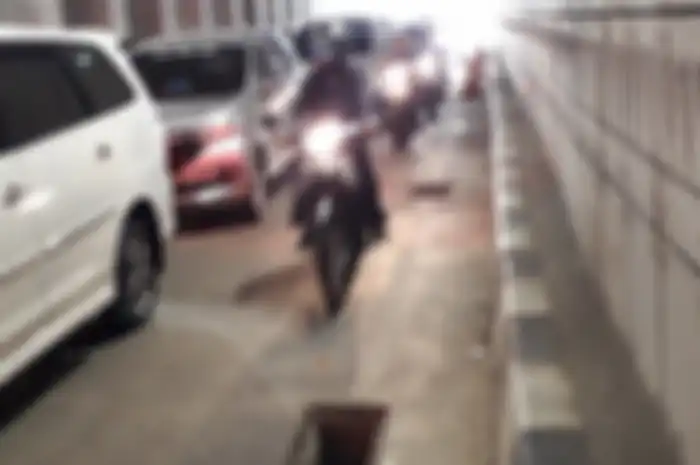 Penutup gorong-gorong di Underpass Mampang hilang lagi