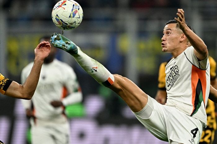 Bek timnas Indonesia, Jay Idzes (kanan), kecolongan dua gol dalam pertandingan di markas Genoa pada lanjutan Liga Italia (17/2/2025).