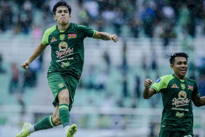 Selebrasi pemain Persebaya Surabaya, Francisco Rivera, usai mencetak gol ke gawang Persik Kediri pada pekan ke-14 Liga 1 2024/2025.