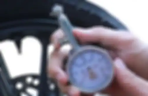 Ada akibat fatal menanti jika ban motor kurang tekanan angin.