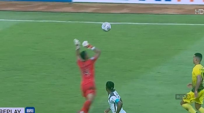 Teja Paku Alam saat melakukan pelanggaran konyol yang membuatnya dikartu merah dalam laga Persib Bandung kontra Barito Putera (27/2/2023). 