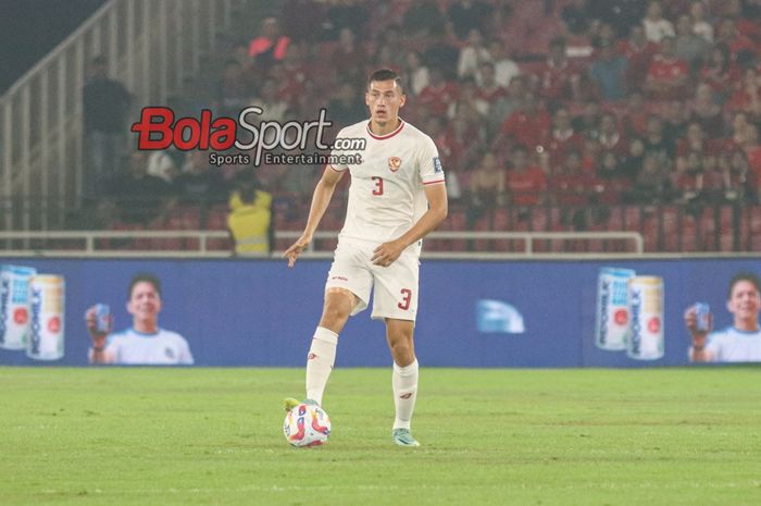 Jay Idzes sedang menguasai bola dalam laga keenam babak penyisihan grup F Kualifikasi Piala Dunia 2026 antara timnas Indonesia versus timnas Filipina di Stadion Utama Gelora Bung Karno, Senayan, Jakarta, Selasa (11/6/2024).