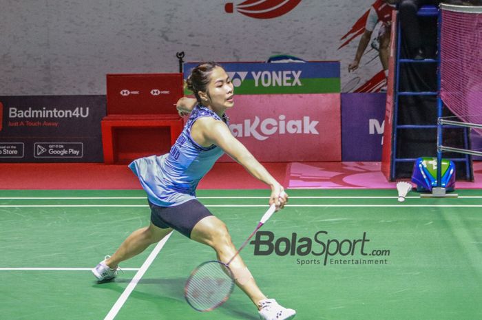 Babak perempat final Indonesia Masters 2024 menyuguhkan momen ratu bulu tangkis Thailand, Ratchanok Intanon kalah dari Natsuki Nidaira sang penakluk tunggal putri Indonesia, Putri KW.