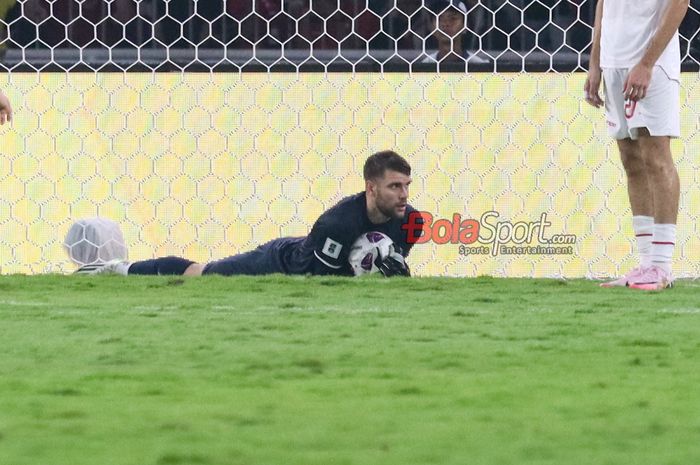 Kiper timnas Indonesia, Maarten Paes, sedang menguasai bola saat bertanding di Stadion Utama Gelora Bung Karno, Senayan, Jakarta, Selasa (10/9/2024).