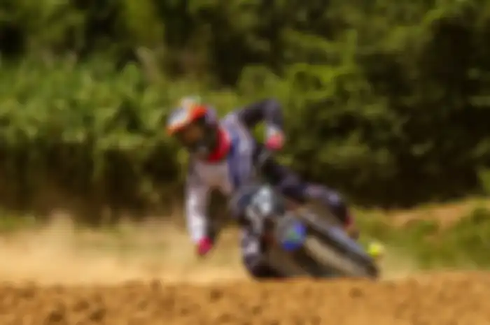 Maverick Vinales sudah gak parno lagi latihan ngegas motor garuk tanah. Udah berani lompat tinggi. Padahal pernah kecelakaan saat latihan motocross (13/3/2020)