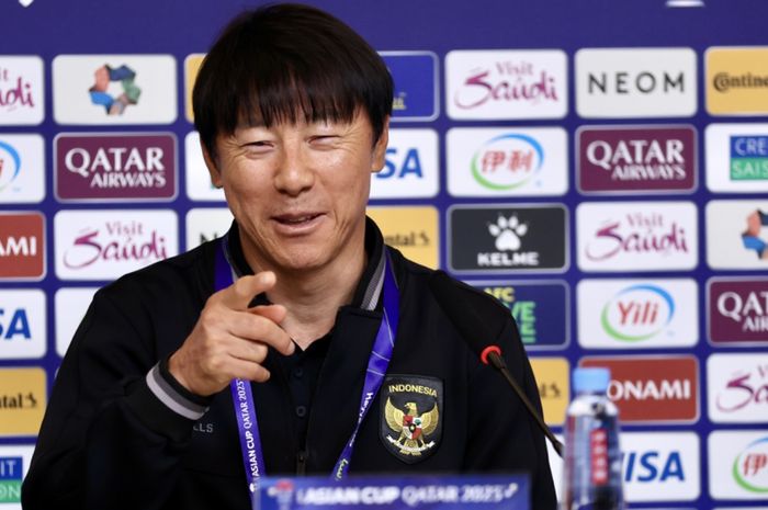 Pelatih timnas Indonesia Shin Tae-yong saat memberi keterangan kepada media di Piala Asia 2023.