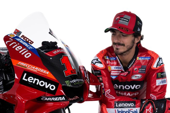 Pembalap Ducati Lenovo, Francesco Bagnaia, berpose bersama nomor yang akan dipakainya pada MotoGP 2023.