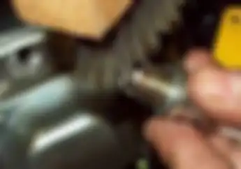  Benar atau Salah? Bersihkan Busi Motor Pakai Ampelas atau Kawat