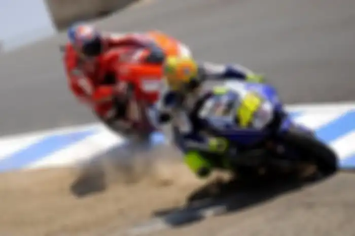 Duel seru Casey Stoner vs Valentino Rossi di MotoGP Laguna Seca 2008 , foto: Autolive.id