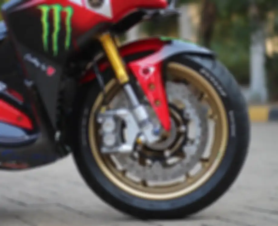Tim R3 membekali dua buah disc brake untuk roda depan yang terpasang pada pelek XMAX