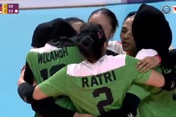 Tim nasional voli putri Indonesia saat tampil berlaga melawan Filipina pada laga perebutan medali perunggu SEA Games 2023, di Olympic Main Hall, Phnom Penh, Kamboja, Minggu (14/5/2023).