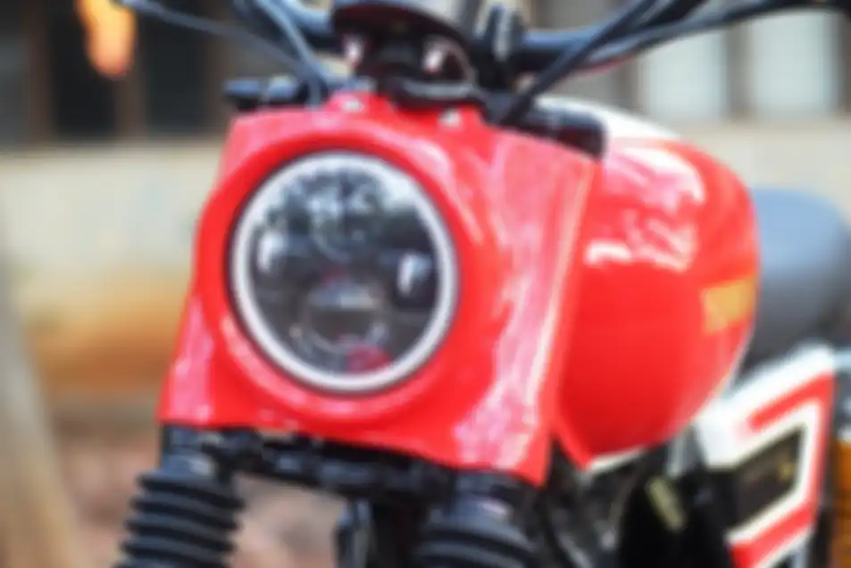 Lampu Daymaker dibungkus dengan cover headlamp, jadi beda dengan Scrambler XC