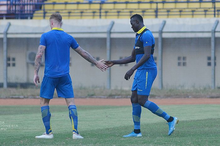 Duet lini serang Persib, Kevin van Kippersluis (kiri) dan Ezechiel N'Douassel (kanan), saat melakoni sesi latihan bersama.