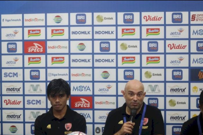 Pelatih PSM Makassar, Bernardo Tavares, saat memberikan keterangan kepada media setelah pertandingan melawan Persita Tangerang, Senin (13/3/2023).