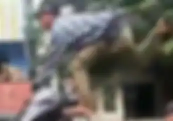 Viral Pria Rusak Motor! Bocah Ini Malah Unjuk Aksi Naik Honda Scoopy, Kaki Ada di Setang