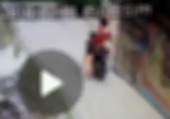 Gila! Emak-emak Jaman Now Tega Menyeret Anaknya Naik Motor, Kejadian Berikutnya Semakin Tragis