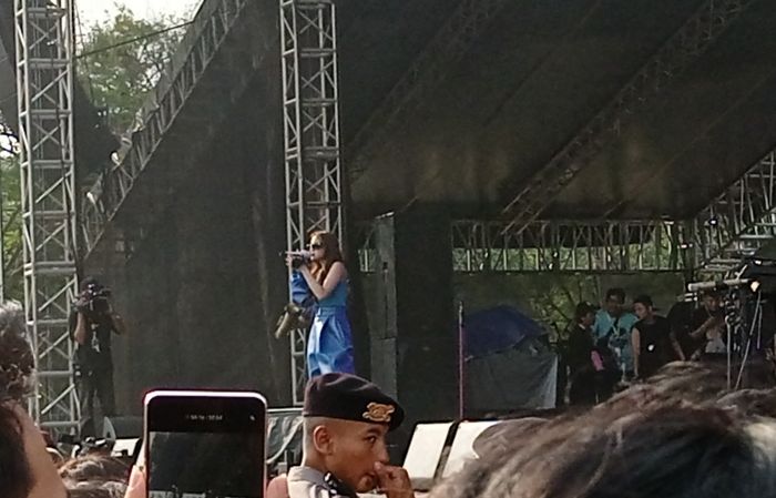 Mahalini Raharja di atas panggung The Sounds Project, Ecopark Ancol, Minggu (13/8/2023).