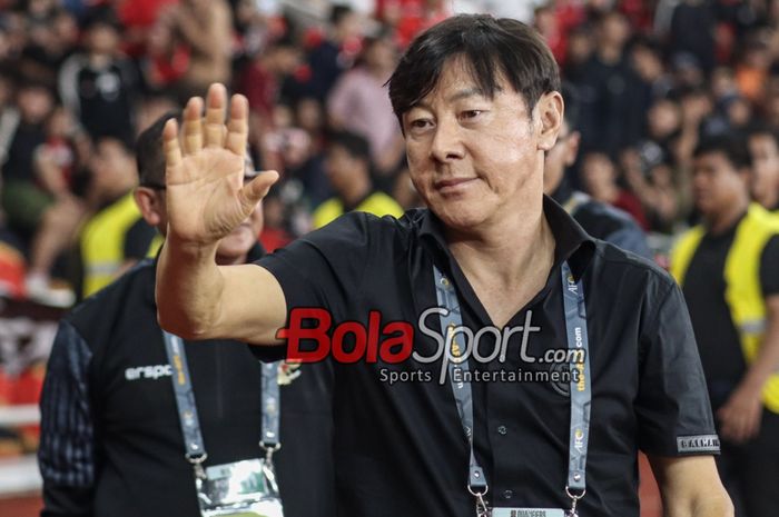 Pelatih timnas Indonesia, Shin Tae-yong, saat menyapa para penonton di Stadion Utama Gelora Bung Karno, Senayan, Jakarta, Selasa (11/6/2024).