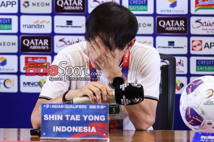 Pelatih Timnas Indonesia Shin Tae-yong menundukkan kepala.