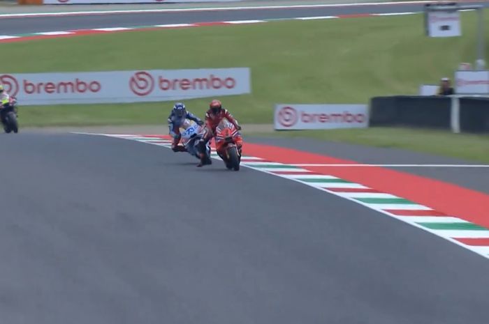 Francesco Bagnaia (Ducati, paling kanan) dihukum karena menghalangi Alex Marquez (Gresini, tengah) dalam sesi latihan MotoGP Italia di Sirkuit Mugello, Toscana, Italia, 31 Mei 2024.