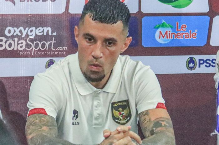 Pemain naturalisasi timnas Indonesia, Stefano Lilipaly, saat menghadiri sesi jumpa pers di Stadion Patriot Candrabhaga, Bekasi, Jawa Barat, Sabtu (25/3/2023).