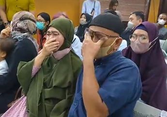 Hadir dalam Sidang Vonis, Ibunda Irfan Widyanto Menangis Sambil Memeluk Sang Putra