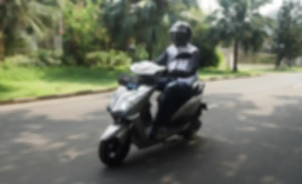 Motor listrik Rakata X5 dilihat dari depan.
