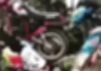 Mantap Jiwa! Biker Ini Rela Jadi Jembatan Hidup Demi Kelancaran Touring