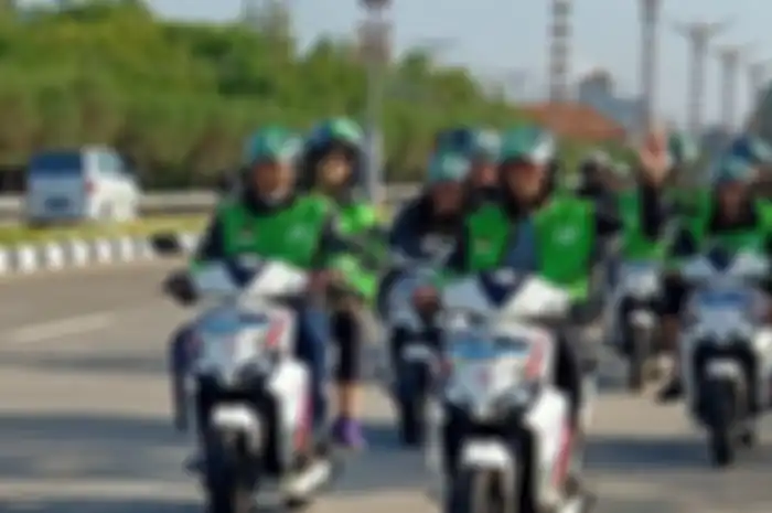 Sandiaga Uno sebrangi Jalan Tol Bali Mandara pakai motor listrik Gesits dengan kecepatan segini
