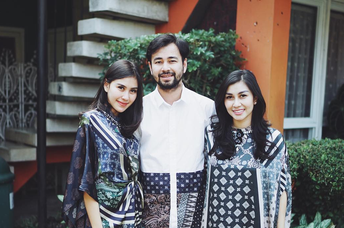 Tak Silau dengan Status Sang Kakak Sebagai Artis Hits Tajir Melintir, Adik-adik Raffi Ahmad Tak Ragu Ngemper di Lantai Berjualan Kain Demi Mencari Uang Tambahan di Masa Pandemi