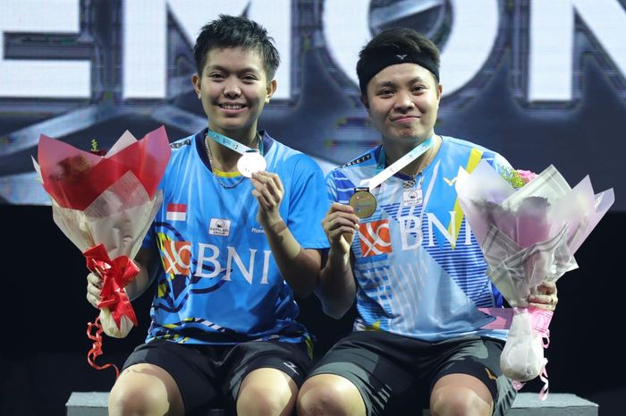 Pasangan ganda putri Indonesia, Apriyani Rahayu/Siti Fadia Silva Ramadhanti, berpose setelah menjuarai Malaysia Open 2022 di Axiata Arena, Kuala Lumpur, Minggu (3/7/2022).