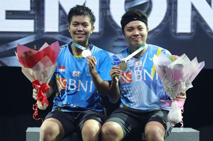 Pasangan ganda putri Indonesia, Apriyani Rahayu/Siti Fadia Silva Ramadhanti, berpose setelah menjuarai Malaysia Open 2022 di Axiata Arena, Kuala Lumpur, Minggu (3/7/2022).