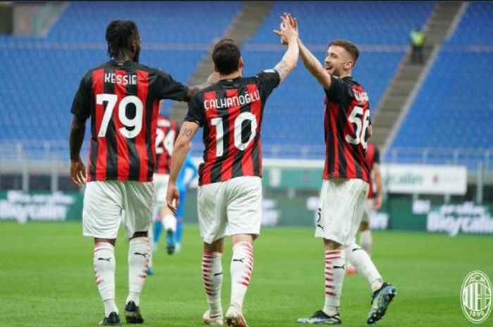 Hakan Calhanoglu (10) mencetak gol AC Milan ke gawang Sassuolo dalam laga Liga Italia di San Siro, 21 April 2021.