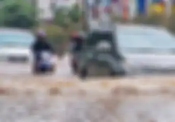 Waspada Banjir! Ini Ketinggian Air yang Masih Bisa Dilintasi Motor